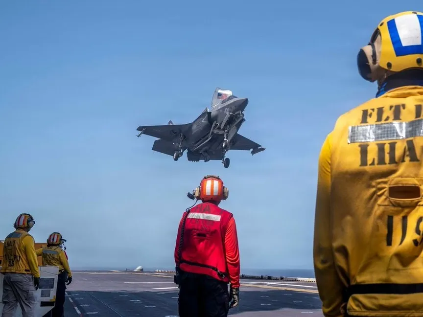 مقاتلة أميركية شبحية من طراز F-35 تستعد للهبوط على حاملة طائرات في بحر العرب. 30 مايو 2026 - x.com/CENTCOM