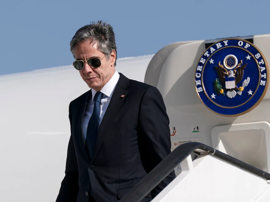 وزير الخارجية الأميركي أنتوني بلينكن لدى وصوله إلى مطار الملكة علياء الدولي، في عمان، الأردن، 26 مايو 2021. - REUTERS