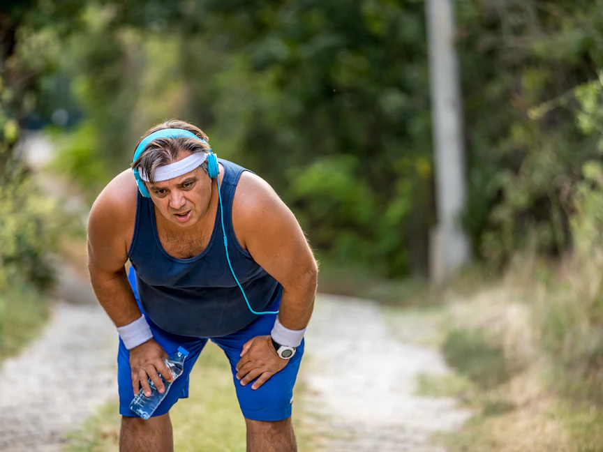 رجل يمارس التمارين الرياضية ويعاني السمنة - Getty Images