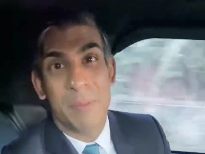 صورة مأخوذة من مقطع فيديو منشور بتاريخ 19 يناير 2023 تظهر رئيس الوزراء البريطاني ريشي سوناك غير مرتدٍ لحزام الأمان في سيارة متحركة - SUNAK VIA INSTAGRAM via REUTERS