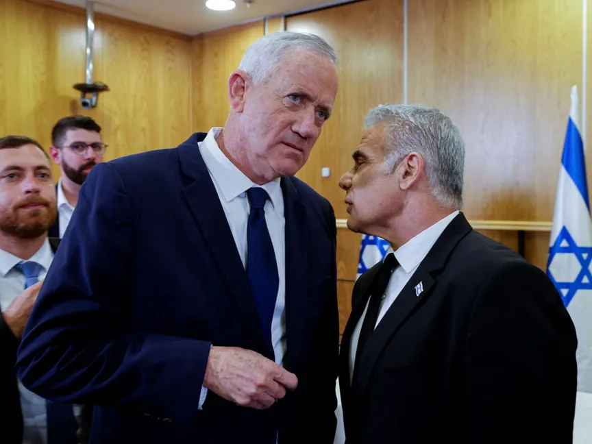 رئيس الوزراء الإسرائيلي السابق يائير لبيد ووزير الدفاع السابق بيني جانتس في الكنيست. 13 ديسمبر 2022 - REUTERS