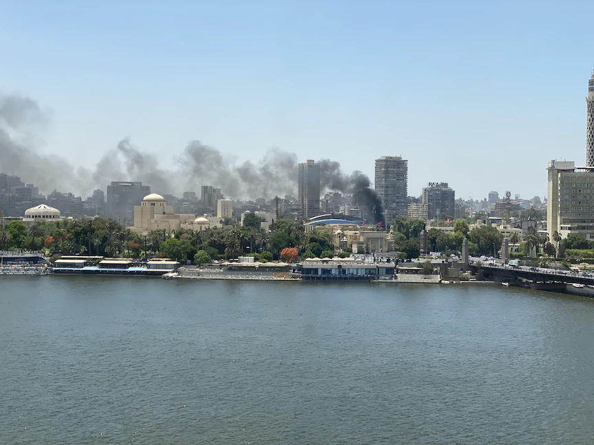 تصاعد الدخان من مقر النادي الأهلي المصري بالقاهرة - الشرق