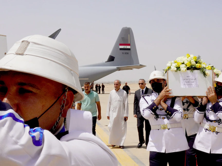 رئيس مجلس الوزراء العراقي مصطفى الكاظمي يستقبل جثامين ضحايا قصف دهوك ويتقدم الجنازة الرسمية بغداد 21 يوليو 2022 - المركز الإعلامي لمكتب رئيس الوزراء العراقي