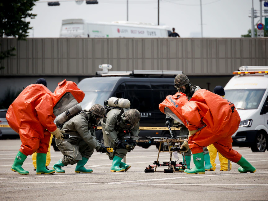 جنود من كوريا الجنوبية يشاركون في تدريب للتحضير لهجمات إرهابية بطائرات بدون طيار في العاصمة سول. 29 يونيو 2021 - REUTERS