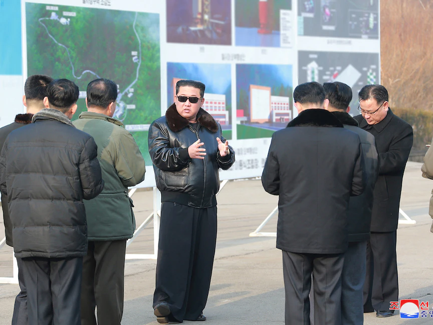 الرئيس الكوري الشمالي كيم جونج أون في موقع إطلاق قمر صناعي محلي- 11 مارس 2022 - via REUTERS