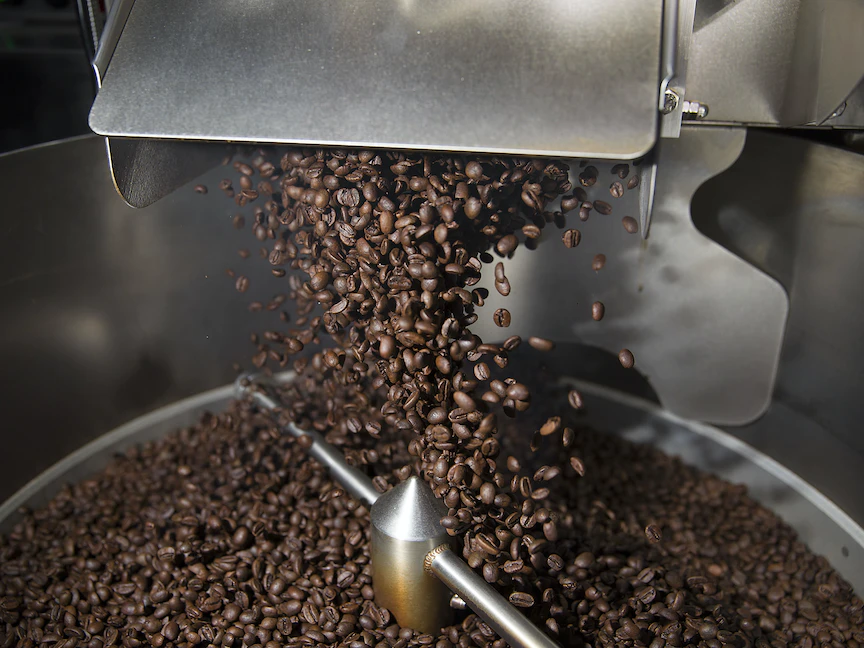 حبوب البن في محمصة في أوكلاند بارك بولاية فلوريدا الأميركية - AFP