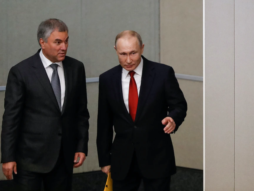 الرئيس الروسي فلاديمير بوتين يتحدث مع رئيس مجلس الدوما فياتشيسلاف فولودين- موسكو - 10 مارس 2020 - REUTERS