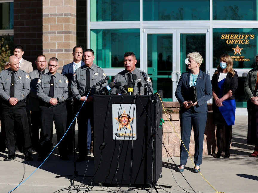 رئيس شرطة مقاطعة سانتا في، أدان ميندوزا، خلال مؤتمر صحافي بشأن حادث إطلاق الممثل الأميركي أليك بالدوين النار بطريق الخطأ وقتل المصورة السينمائية هالينا هاتشينز في فيلم "راست"، بولاية نيو مكسيكو. 27 أكتوبر 2021 - REUTERS