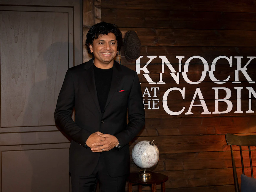 المخرج م. نايت شيامالان في افتتاح فيلمه Knock At The Cabin في باريس، 23 يناير 2023 - AFP