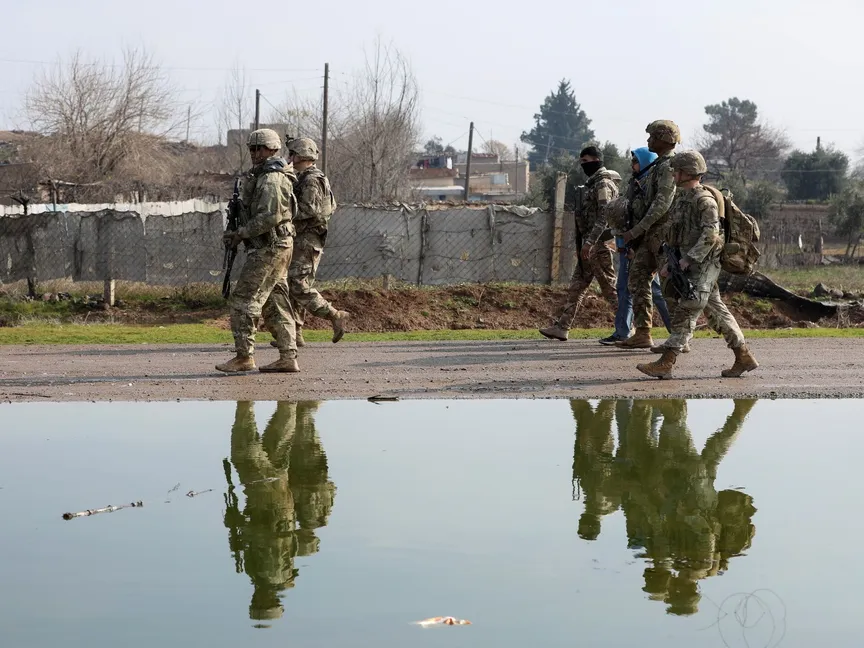 قوات أميركية في دورية في ريف القامشلي بشمال شرق سوريا. 8 فبراير 2024 - REUTERS