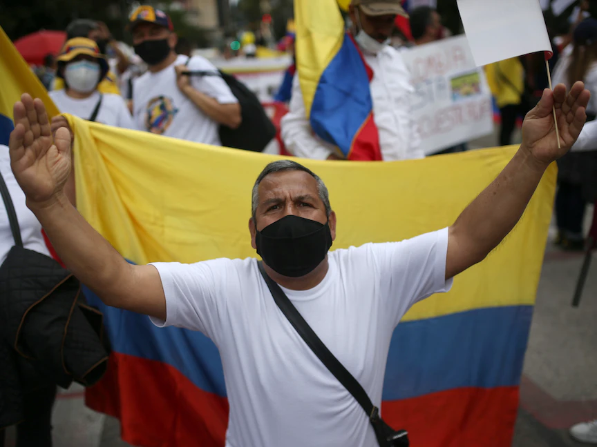 رجل يشارك في مسيرة احتجاجية بعد شهر من الاحتجاجات الوطنية في بوغوتا، كولومبيا، 30 مايو 2021 - REUTERS
