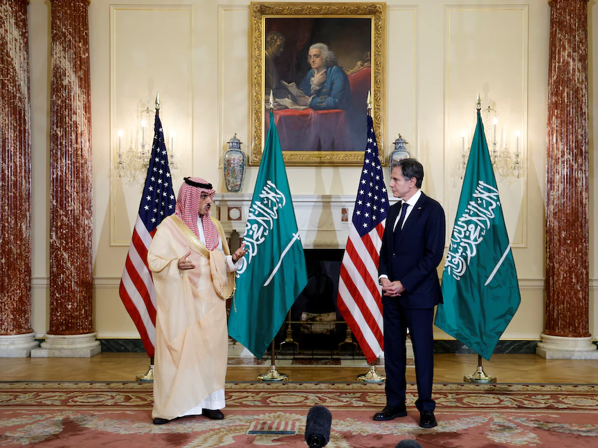 وزير الخارجية الأميركي أنتوني بلينكن، ونظيره السعودي الأمير فيصل بن فرحان يتحدثان للصحافيين بمقر وزارة الخارجية في واشنطن - 14 أكتوبر 2021 - REUTERS