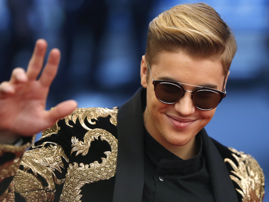 جاستن بيبر يصل إلى متحف متروبوليتان للفنون في مانهاتن - الولايات المتحدة في 4 مايو 2015. - REUTERS