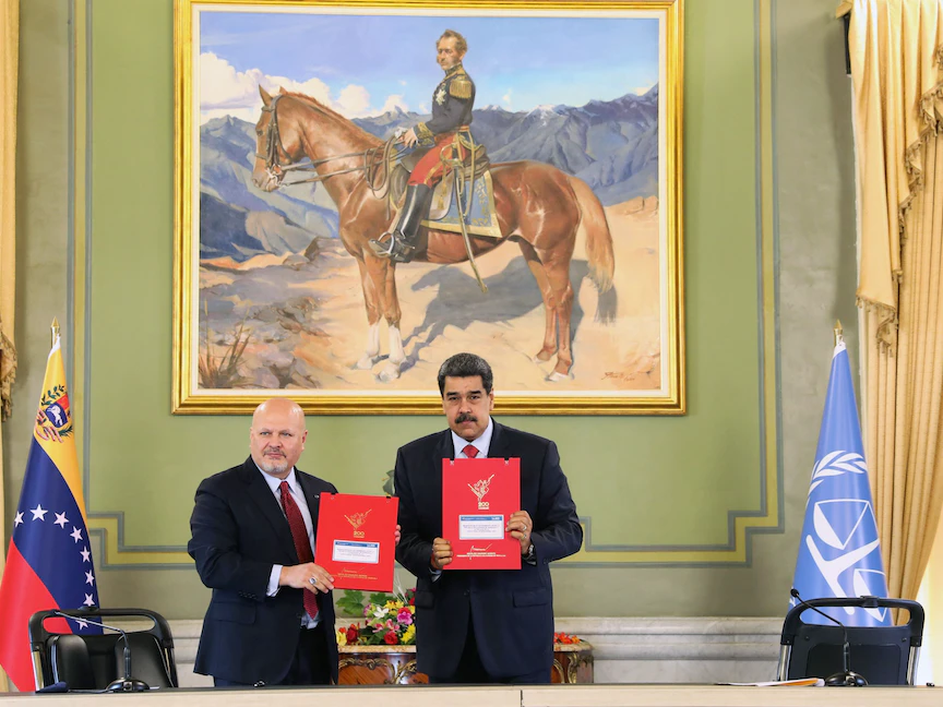 الرئيس الفنزويلي نيكولاس مادورو أثناء عرض الوثائق مع المدعي العام للمحكمة الجنائية الدولية كريم خان في قصر ميرافلوريس الرئاسي في كاراكاس. 3 نوفمبر 2021. - AFP