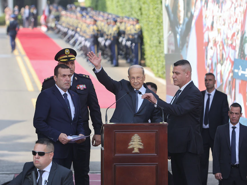 الرئيس اللبناني ميشال عون ملوحاً لمناصريه قبل مغادرته القصر الرئاسي بعد انتهاء ولايته. 30 أكتوبر 2022 - REUTERS