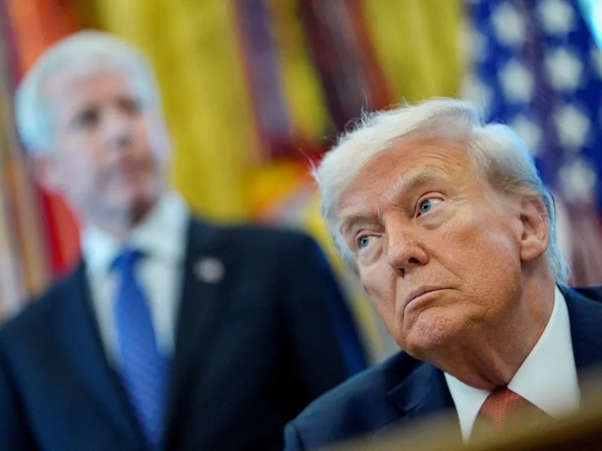 الرئيس الأميركي دونالد ترمب خلال التوقيع على أمر تنفيذي في البيت الأبيض. 6 أكتوبر 2025 - REUTERS