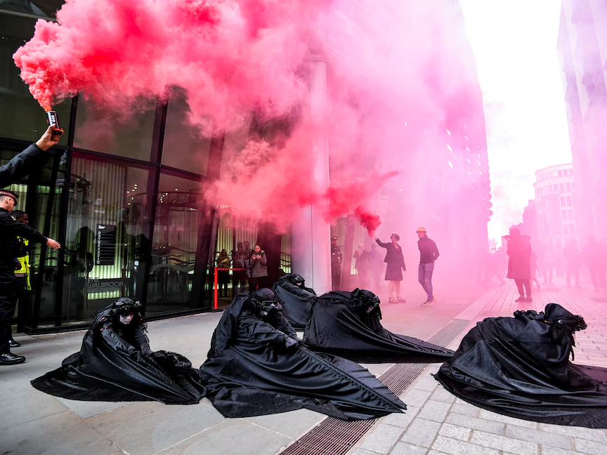 محتجون ضد استخدام الوقود أثناء تجمع للتعبير عن غضبهم ضد التغير المناخي خلال يوم الأرض في لندن، بريطانيا - 22 أبريل 2022. - REUTERS