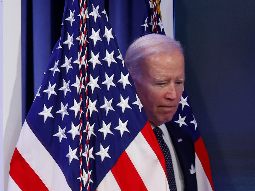 الرئيس الأميركي جو بايدن قبيل بدء مؤتمر صحافي في البيت الأبيض في واشنطن. 26 أكتوبر 2022 - REUTERS