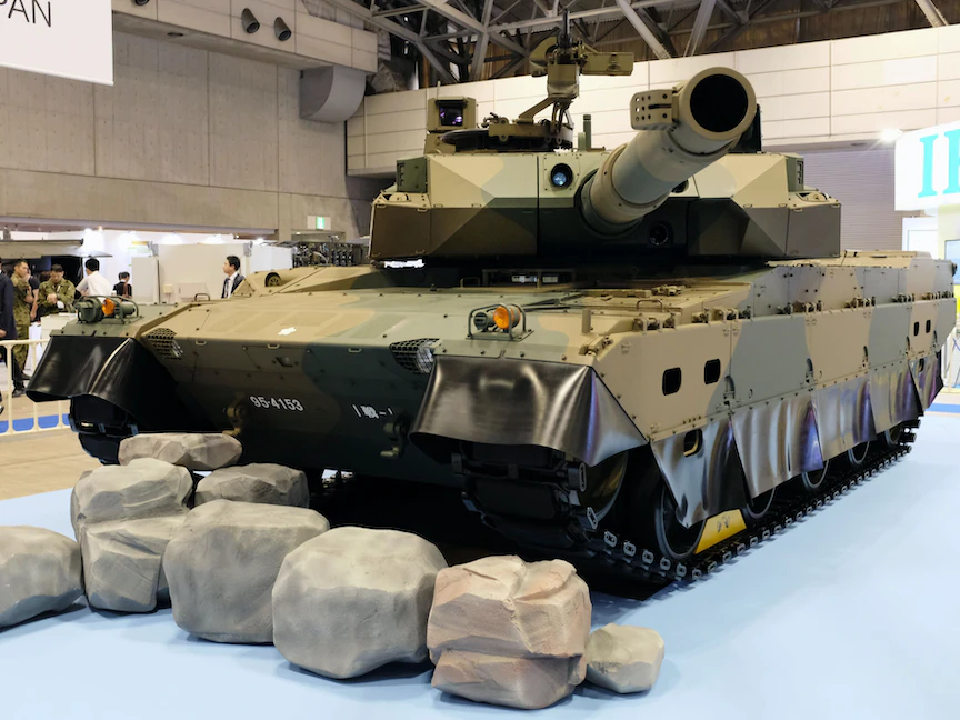دبابة يابانية معروضة في معرض "معدات الدفاع والأمن الدولي" (DSEI) بمدينة تشيبا شرق طوكيو. 10 نوفمبر 2019 - REUTERS