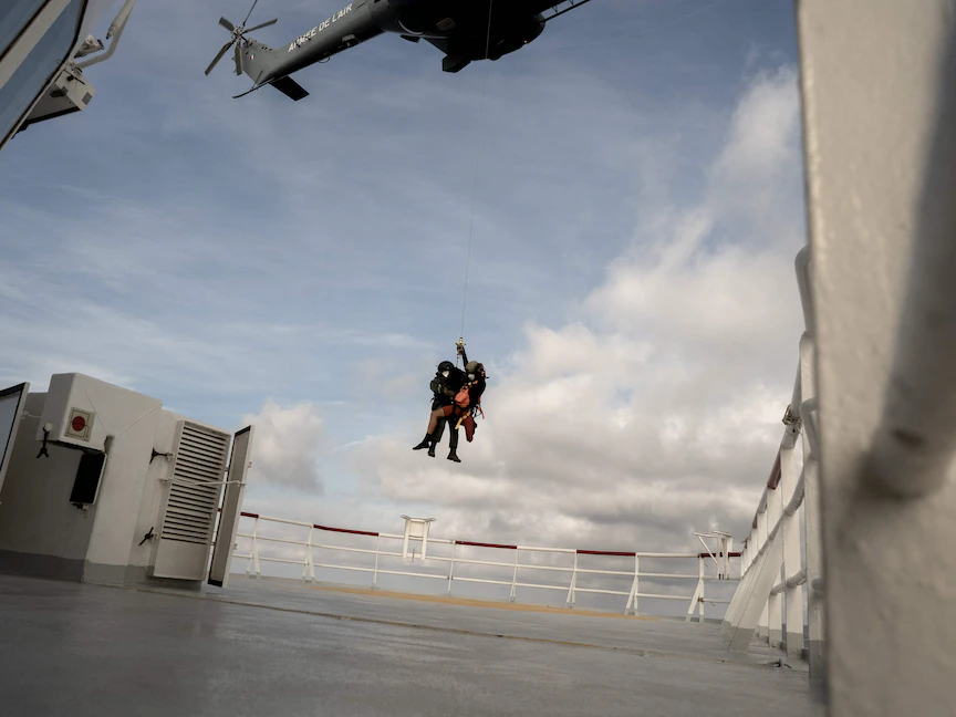 طائرة هليكوبتر تابعة للجيش الفرنسي تنقل مهاجراً بحاجة إلى رعاية طبية عاجلة من سفينة الإنقاذ أوشن فايكينج، 10 نوفمبر 2022. - AFP