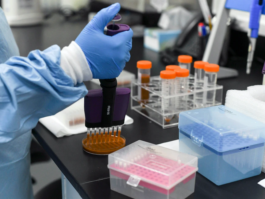 اختبار لقاح مضاد لفيروس كورونا في مختبر بالعاصمة الإماراتية أبوظبي - REUTERS