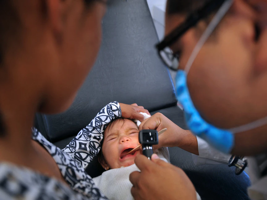 طفل يتلقى الرعاية الطبية في عيادة متنقلة في مدينة بيروتي بولاية فيراكروز في المكسيك - 1 مايو 2009 - AFP