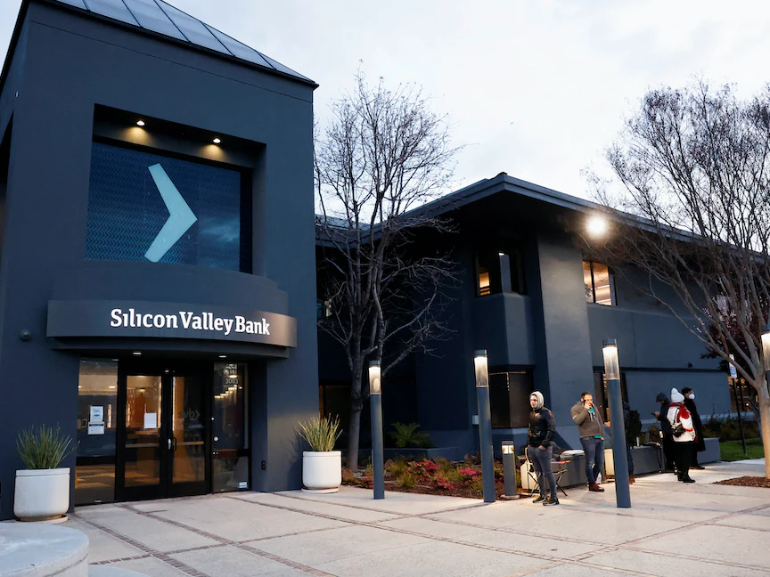 عملاء خارج مقر بنك "سيليكون فالي" في سانتا كلارا بولاية كاليفورنيا، الولايات المتحدة. 13 مارس 2023 - REUTERS