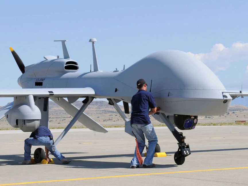 الطائرة المسيّرة Gray Eagle MQ-1C في مطار مايكل العسكري، ولاية يوتا الأميركية – 15 سبتمبر 2011 - REUTERS