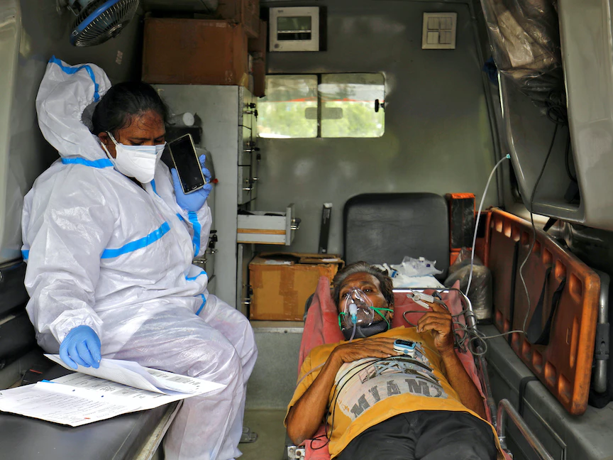 مريض داخل سيارة إسعاف قبل التوجه إلى المستشفى وسط انتشار لفيروس كورونا في أحمد آباد بالهند. - REUTERS