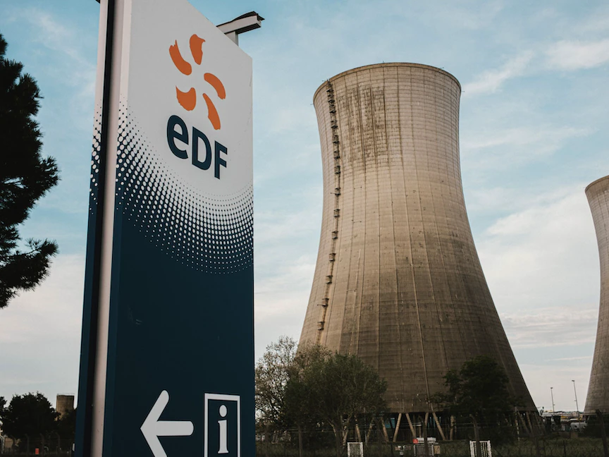 شعار شركة "كهرباء فرنسا" قرب أبراج تبريد لمحطة طاقة نووية في سان بول تروا شاتو جنوب شرقي فرنسا - 9 مايو 2021 - Bloomberg