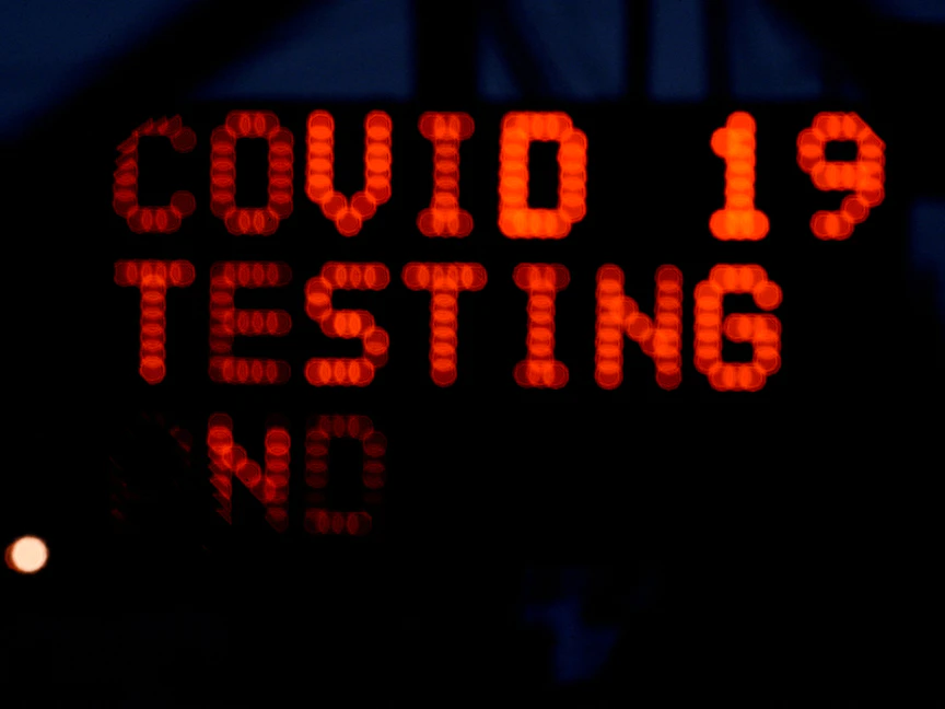 لافتة مضيئة في إنديانابوليس الأميركية تشير إلى مركز فحص كورونا - REUTERS