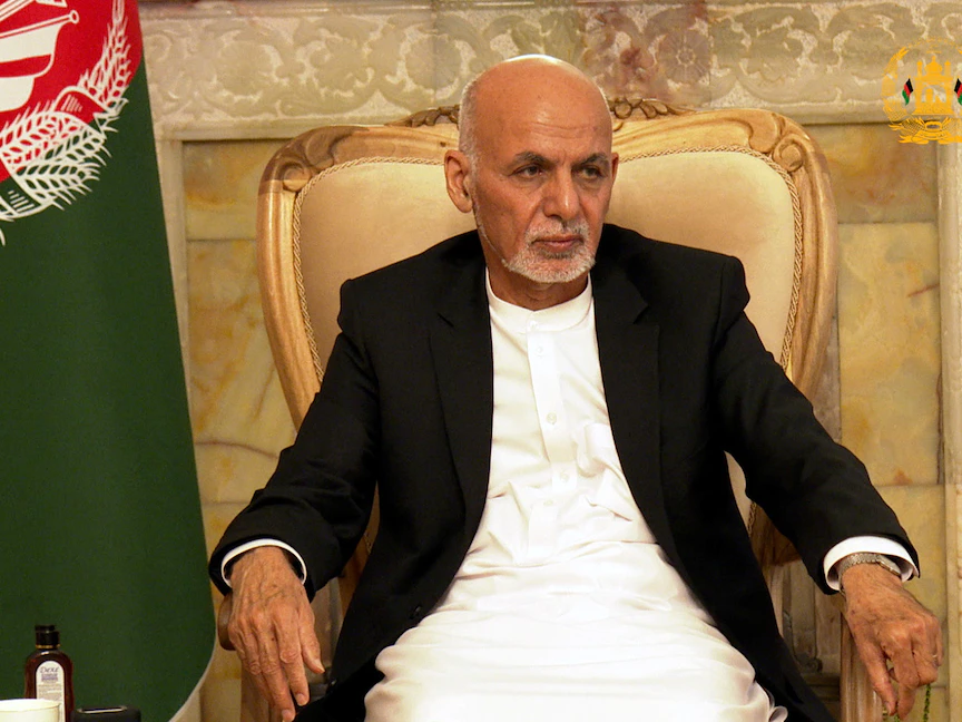 الرئيس الأفغاني أشرف غني يحضر اجتماعاً أمنياً في كابول - 14 أغسطس 2021 - REUTERS
