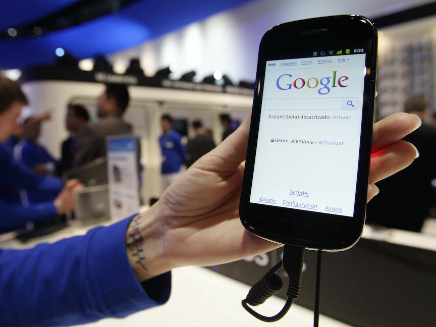 شعار متصفح جوجل على شاشة هاتف يعمل بنظام أندرويد 2.3.7 "جينجر بريد"- فبراير 2011 - REUTERS