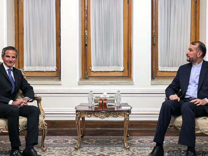 وزير الخارجية الإيراني حسين أمير عبداللهيان خلال استقباله مدير عام الوكالة الدولية للطاقة الذرية رفائيل جروسي في طهران - 23 نوفمبر 2021. - AFP