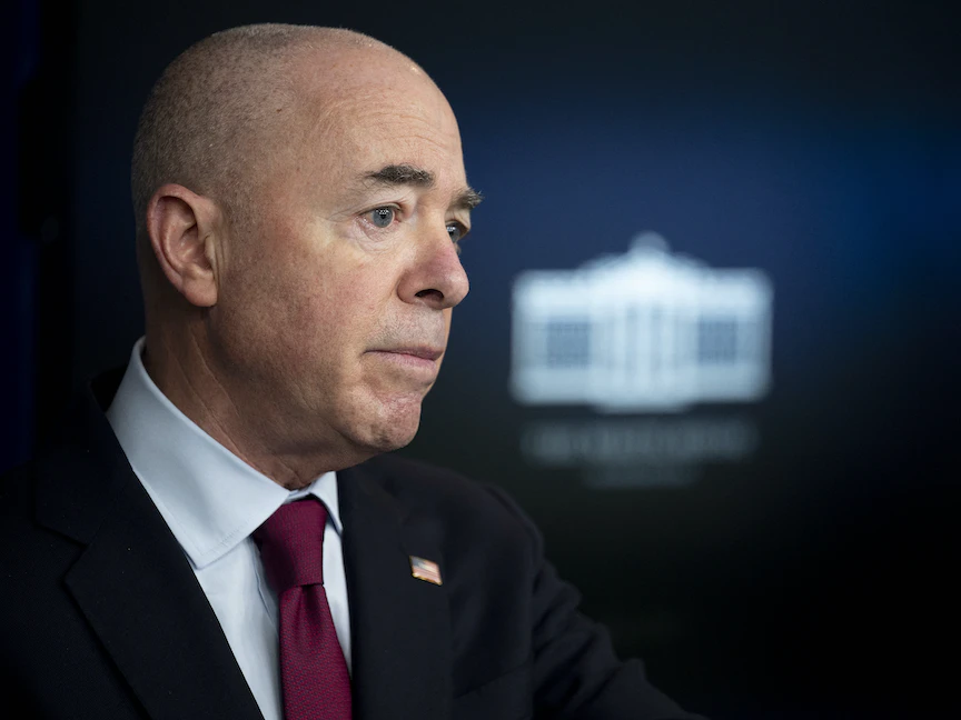 وزير الأمن الداخلي الأميركي أليخاندرو مايوركاس خلال مؤتمر صحافي في البيت الأبيض، 1 مارس 2021 - AFP