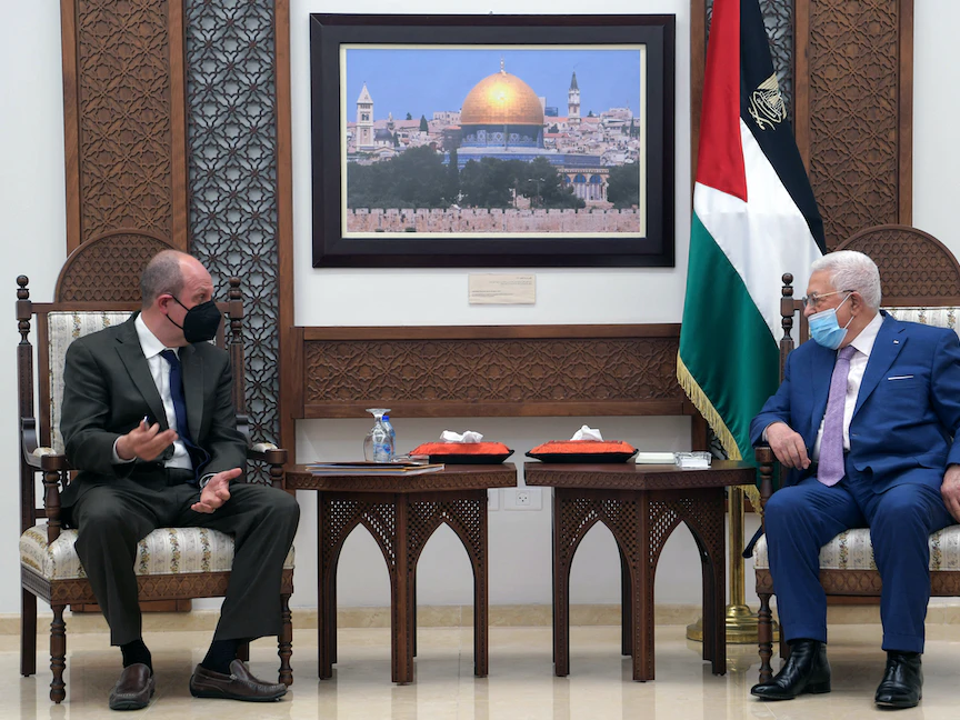 صورة نشرها المكتب الصحافي للسلطة الفلسطينية تظهر الرئيس محمود عباس مع المبعوث الأميركي للسلام في الشرق الأوسط هادي عمرو - 17مايو 2021 - AFP