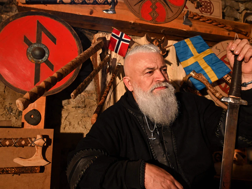 البوسني ستيبه بليتس في ورشته لصنع أسلحة "الفايكينج" في توميسلافجراد، البوسنة- 5 يناير 2022 - AFP