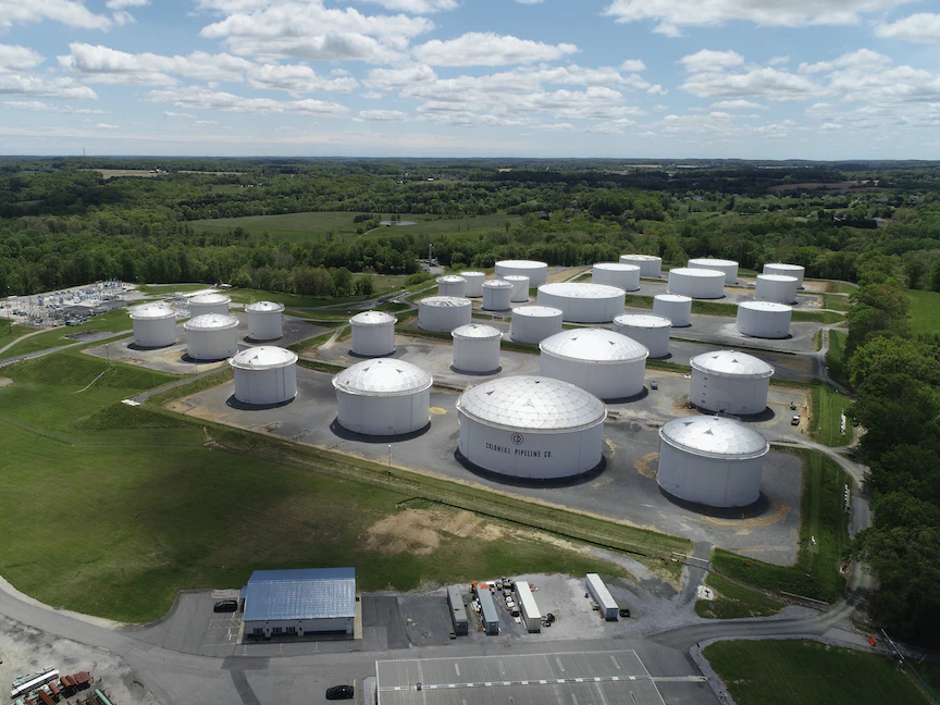 خزانات الوقود في محطة تابعة لشركة "كولونيال بايبلاين" - REUTERS