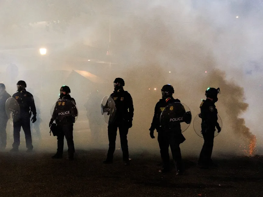 غاز مسيل للدموع ودخان يحيط بعناصر إدارة الهجرة والجمارك الأميركية وسط احتجاجات ضد سياسات الهجرة في بورتلاند بولاية أوريجون. 1 سبتمبر 2025 - REUTERS