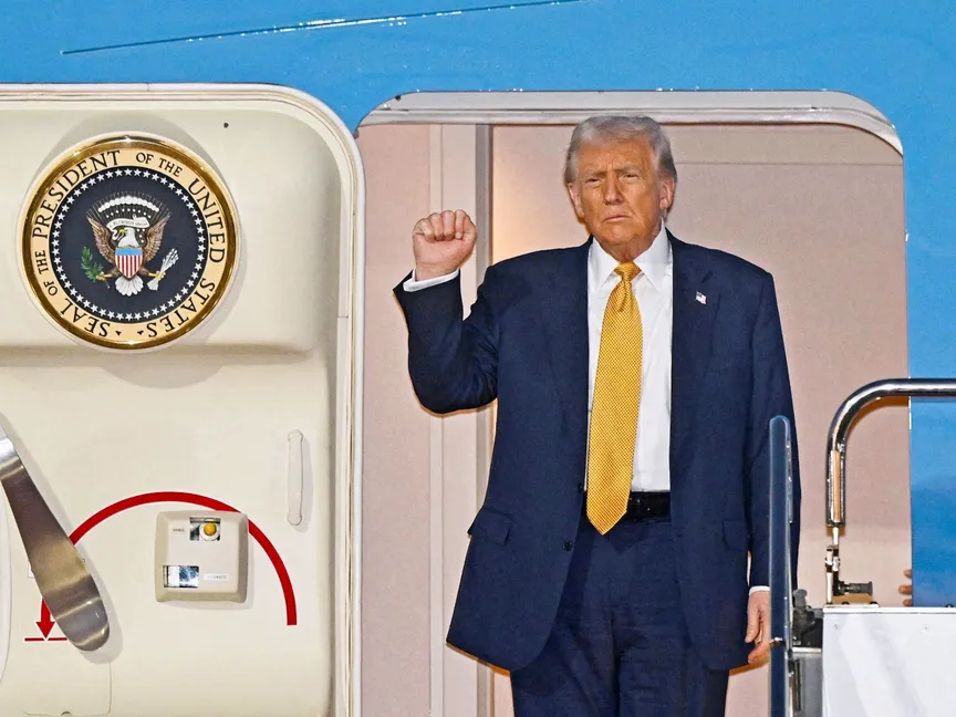 الرئيس الأميركي دونالد ترمب لدى وصوله إلى مطار هانيدا في طوكيو باليابان. 27 أكتوبر 2025 - REUTERS