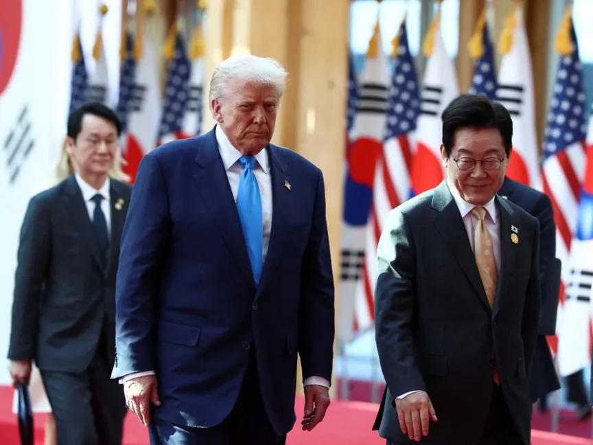 الرئيس الأميركي دونالد ترمب ونظيره الكوري الجنوبي لي جاي ميونج خلال قمة منتدى التعاون الاقتصادي لدول آسيا والمحيط الهادئ في كوريا الجنوبية. 29 أكتوبر 2025 - Reuters