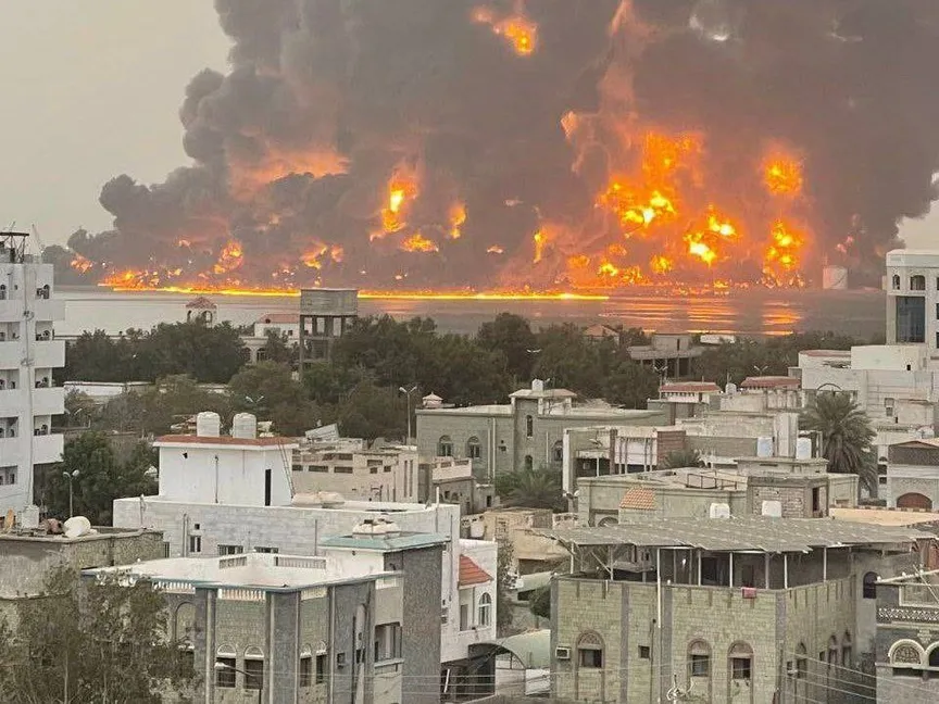 ألسنة النيران تتصاعد من منشآت تخزين النفط في ميناء الحديدة باليمن جراء غارات إسرائيلية على المدينة. 20 يوليو 2024 - twitter/TvAlmasirah
