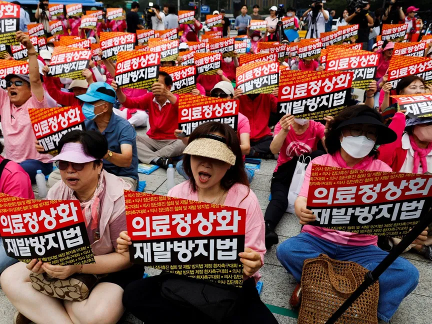 متظاهرون يحملون لافتات ضد إضراب الأطباء في سول، كوريا الجنوبية، 4 يوليو 2024 - Reuters