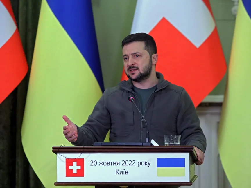 الرئيس الأوكراني فولوديمير زيلينسكي خلال مؤتمر صحافي مشترك مع الرئيس السويسري إجنازيو كاسيس (ليس في الصورة) في كييف. 20 أكتوبر 2022 - AFP