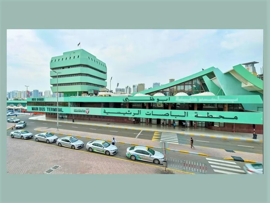 محطة النقل العام في أبوظبي التي ستشهد واحدة من فعاليات البينالي. (2024) - وام