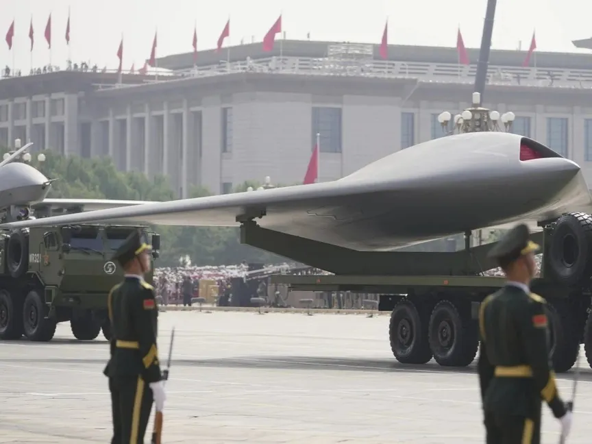 الطائرة المسيّرة الصينية الشبحية GJ-11 (السيف الحاد) أثناء عرض عسكري ضخم في بكين بمناسبة "يوم النصر" في الصين. 3 سبتمبر 2025 - South China Morning Post