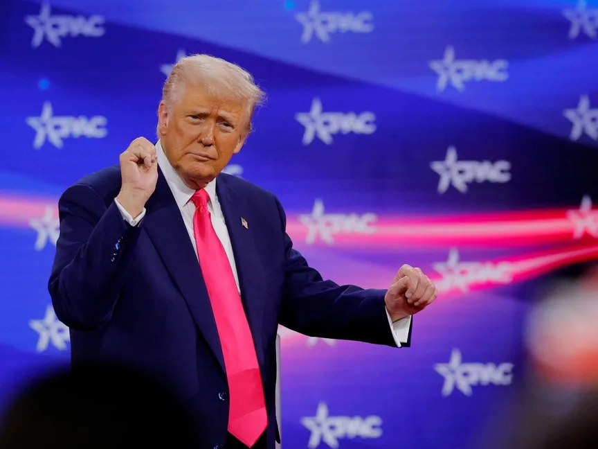 الرئيس الأميركي دونالد ترمب يرقص على خشبة المسرح في الاجتماع السنوي لمؤتمر العمل السياسي للمحافظين (CPAC) في ماريلاند بالولايات المتحدة. 22 فبراير 2025 - REUTERS