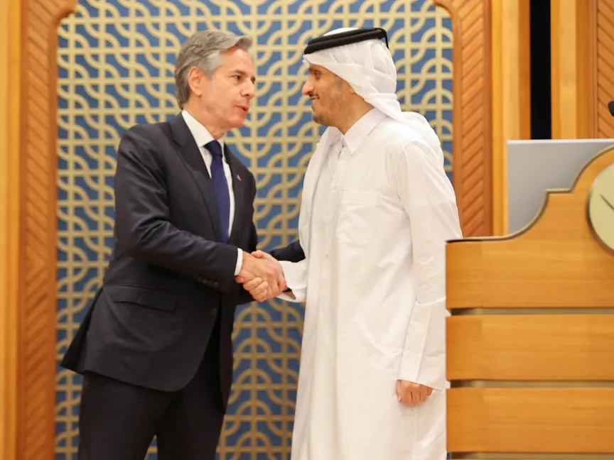 وزير الخارجية الأميركي أنتوني بلينكن ورئيس الوزراء وزير الخارجية القطري الشيخ محمد بن عبد الرحمن خلال مؤتمر صحافي في الدوحة. 12 يونيو 2024 - Reuters