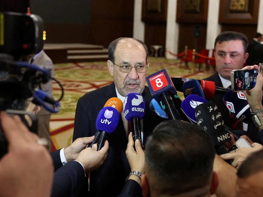 رئيس الوزراء العراقي السابق نوري المالكي يتحدث إلى وسائل الإعلام في مركز اقتراع داخل فندق الرشيد خلال الانتخابات البرلمانية في بغداد بالعراق. 11 نوفمبر 2025 - REUTERS