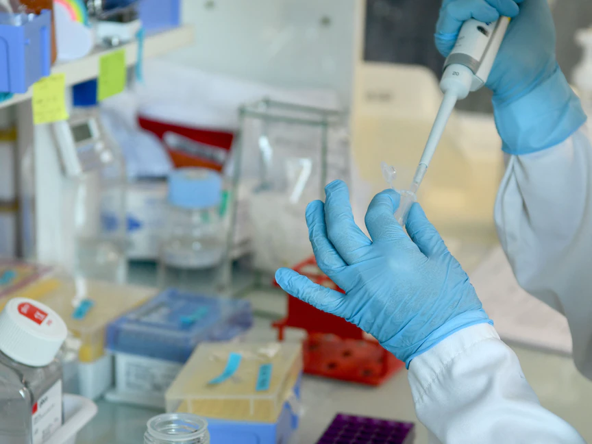 صورة تعبيرية لمعمل تحاليل - AFP